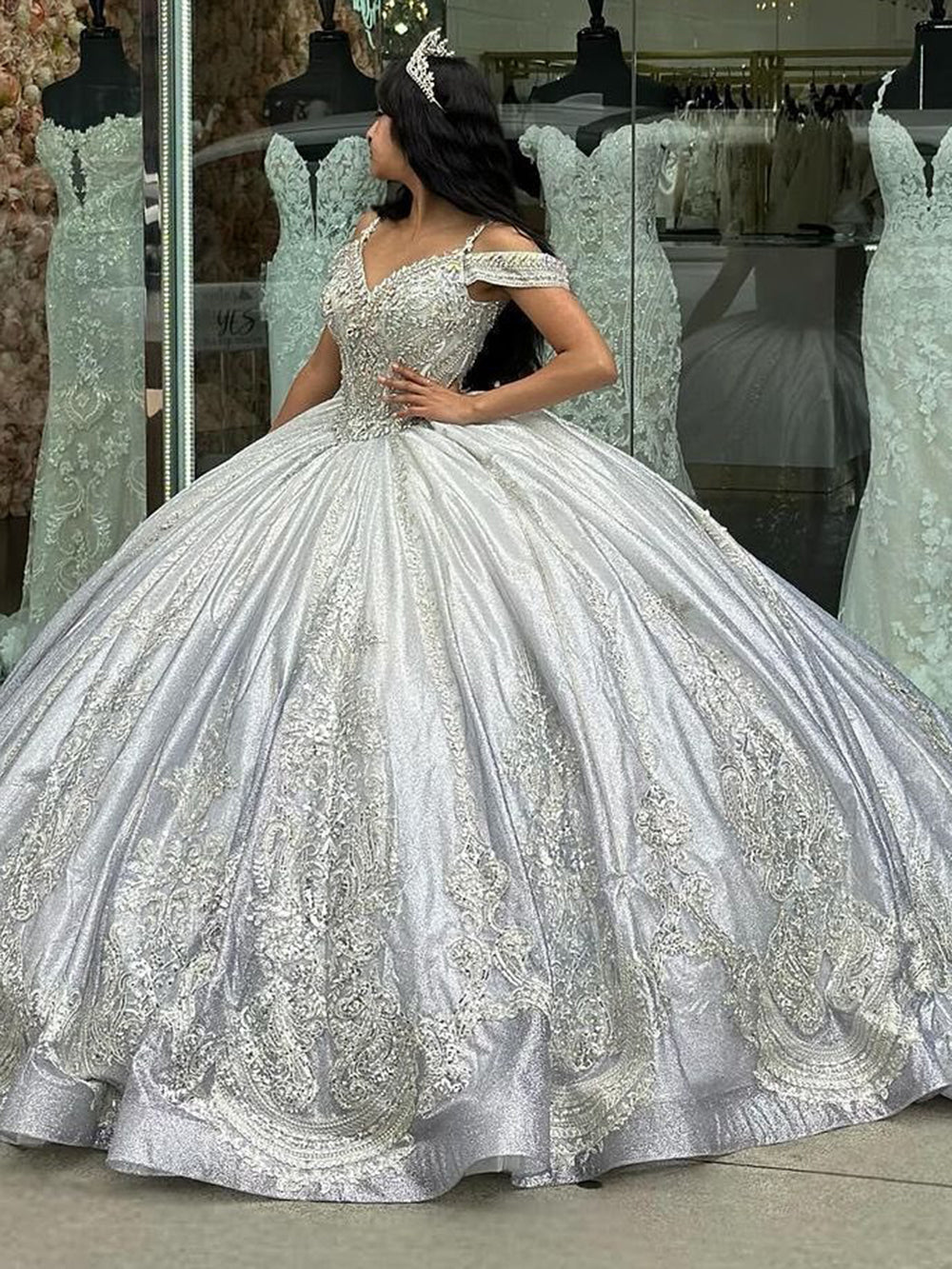 Elegant Ball Gown Off Shoulder Beaded Silver Lace Appliques Sweep Train Quinceanera Dress Princess Birthday Party Gown for Sweet 16