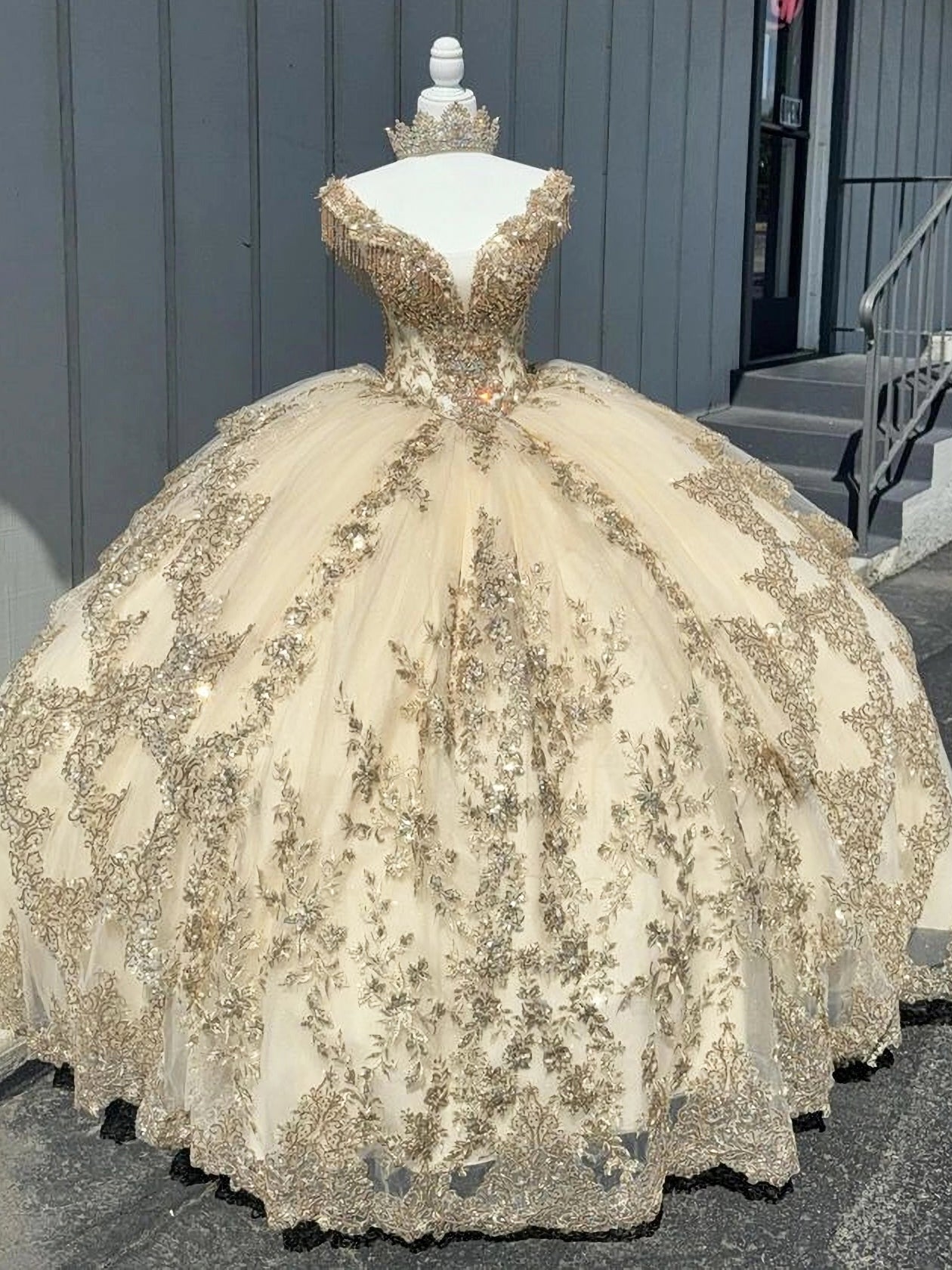 Goegeous Ball Gown Off Shoulder Lace Appliques Beaded Tiered Champagne Tulle Princess Quinceanera Dress Birthday Party Gown for Sweet 16