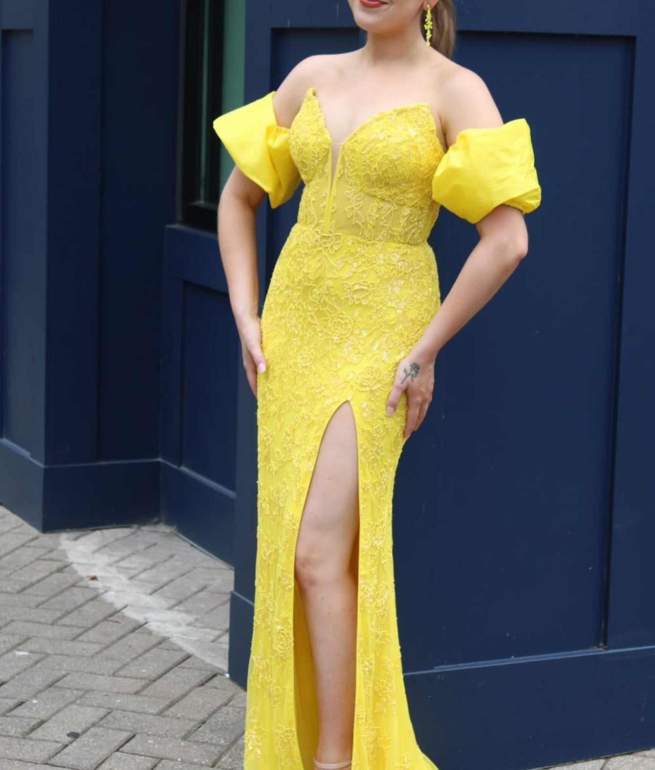Embroidery Lace Up V-Neck Bodice Long Mermaid Prom Dress With Detachable Sleeves - Yellow