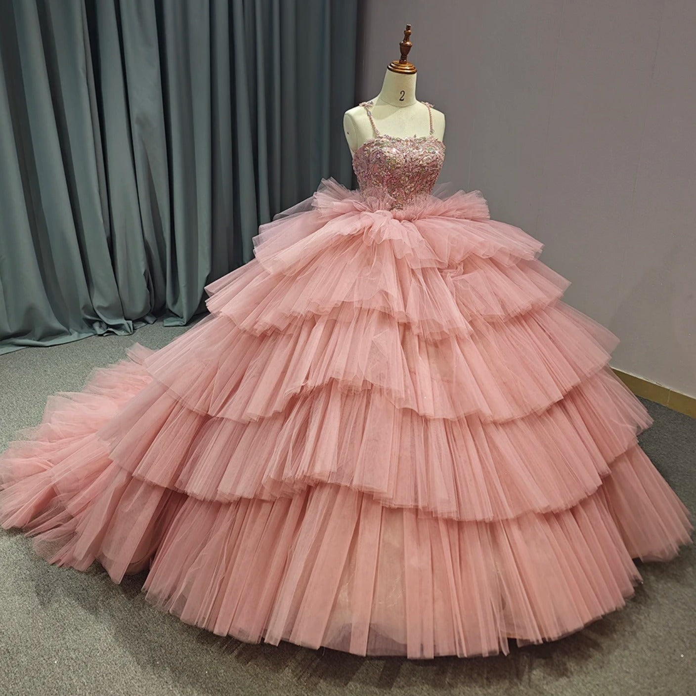 Simple & Casual Ball Gown Square Neck Spaghetti Straps Lace Appliques Beaded Tiered Pink Tulle Princess Evening Party Dress Quinceanera Dress for Sweet 16