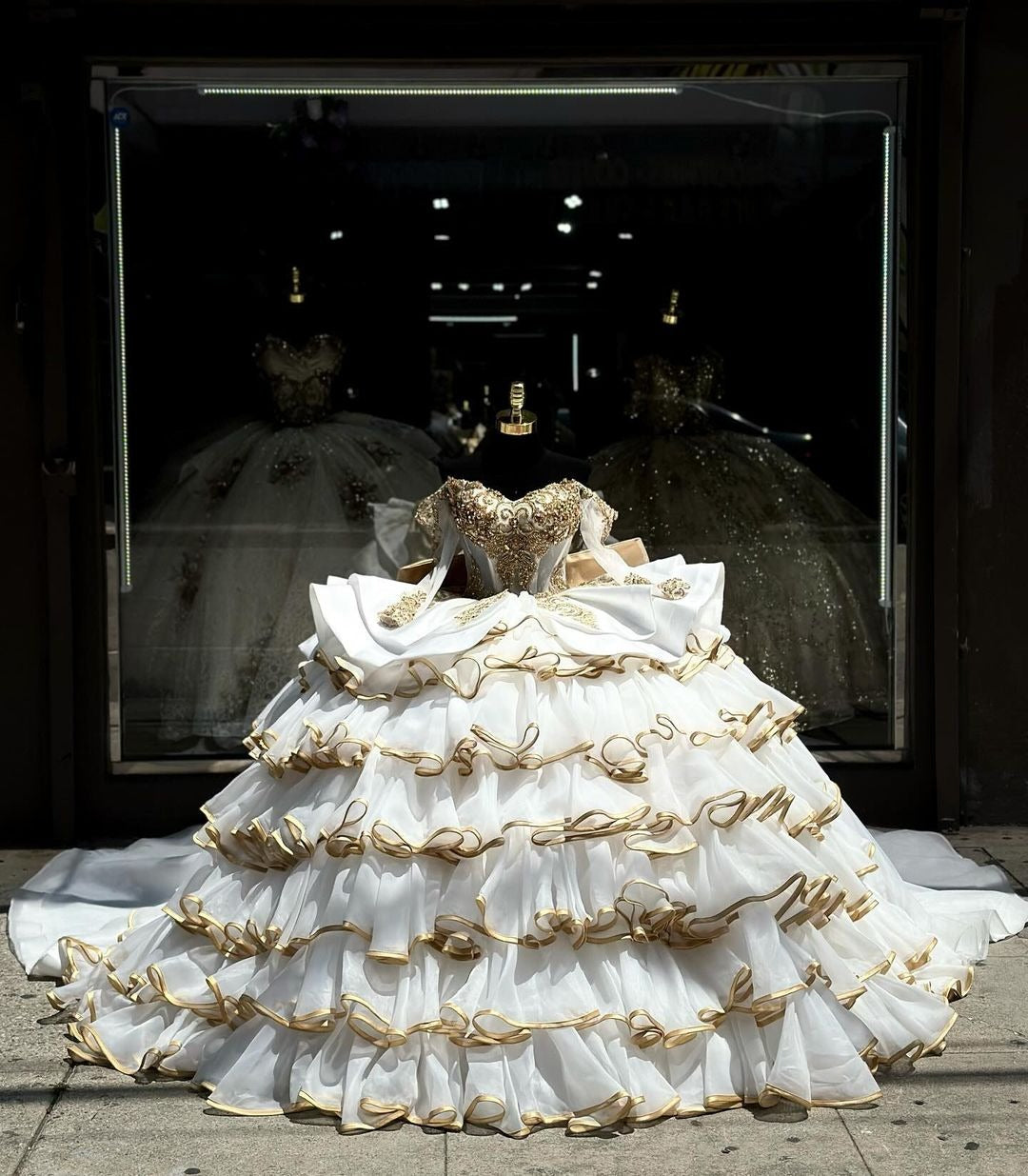 Elegant & Gorgeous Ball Gown Off Shoulder Gold Appliques Beaded Tiered Princess Evening Party Dress Quinceanera Dress for Sweet 16