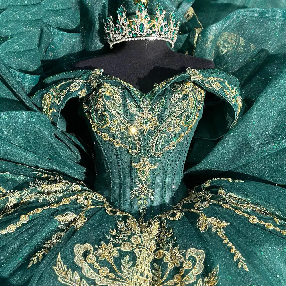 Elegant Ball Gown Off Shoulder Gold Lace Appliques Beaded Ruffles Emerald Green Tulle Quinceanera Dress Princess Birthday Party Gown for Sweet 16