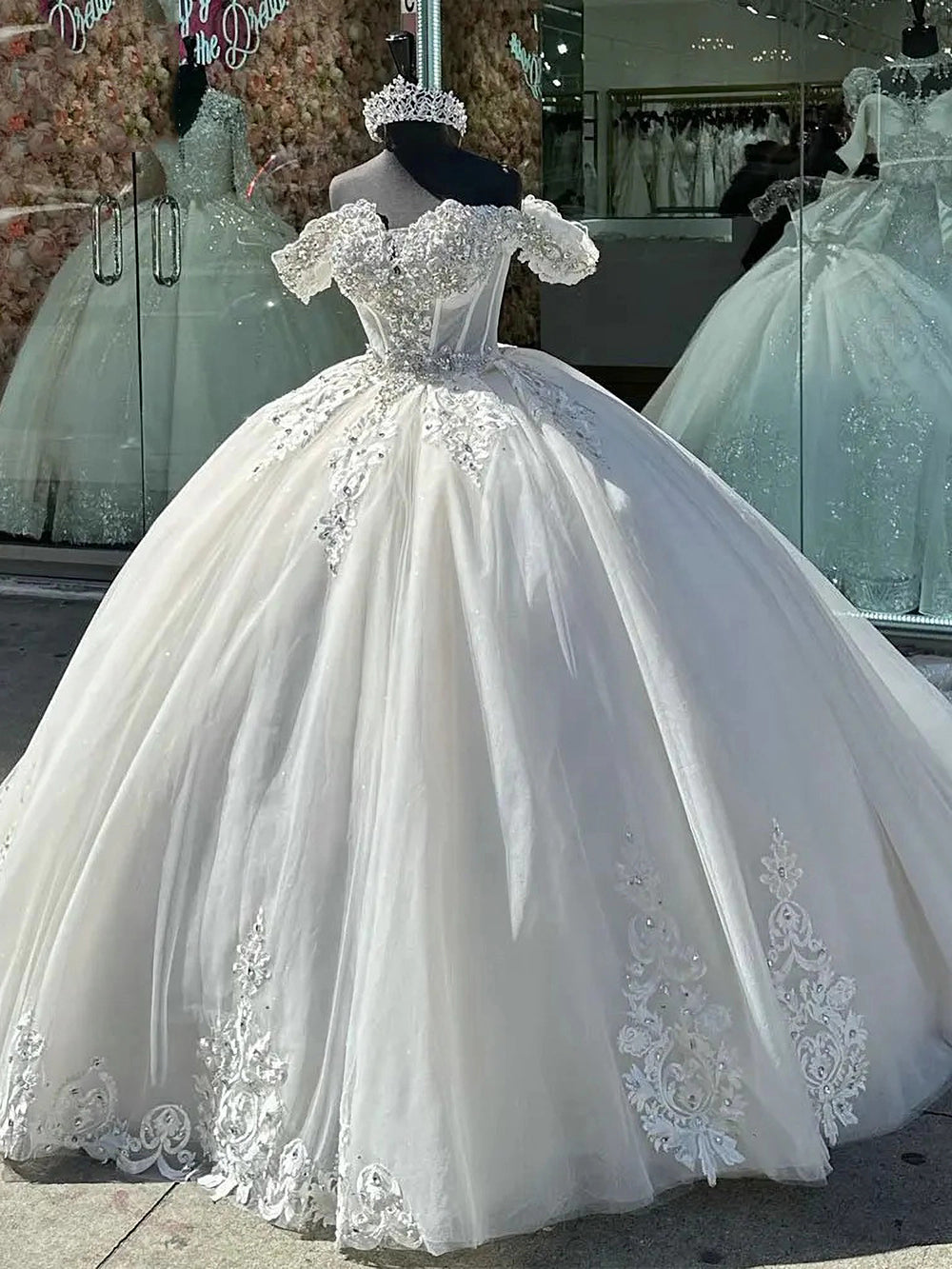 Elegant & Glamorous Ball Gown Off Shoulder Lace Appliques Beaded White Tulle Quinceanera Dress Princess Birthday Party Gown for Sweet 16