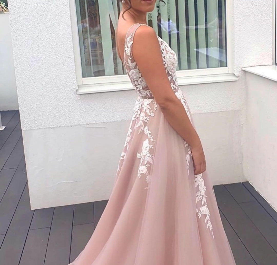 Elegant V-Neck Sleeveless Long Prom Dress Tulle With Lace Appliques
