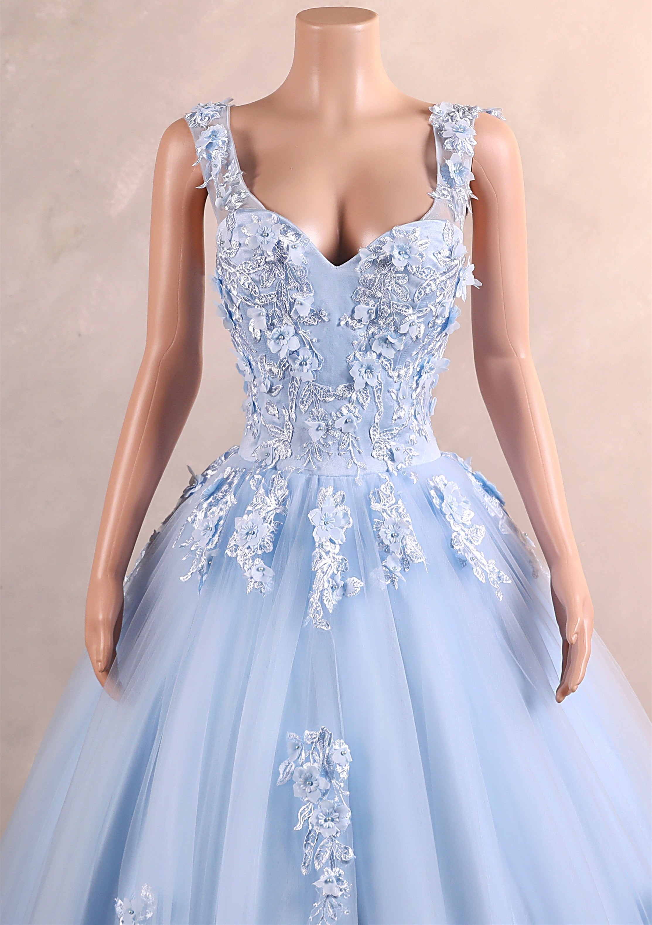 Light Blue Staps Lace Appliques Sleeveless Ball Gown Tulle Prom Dresses