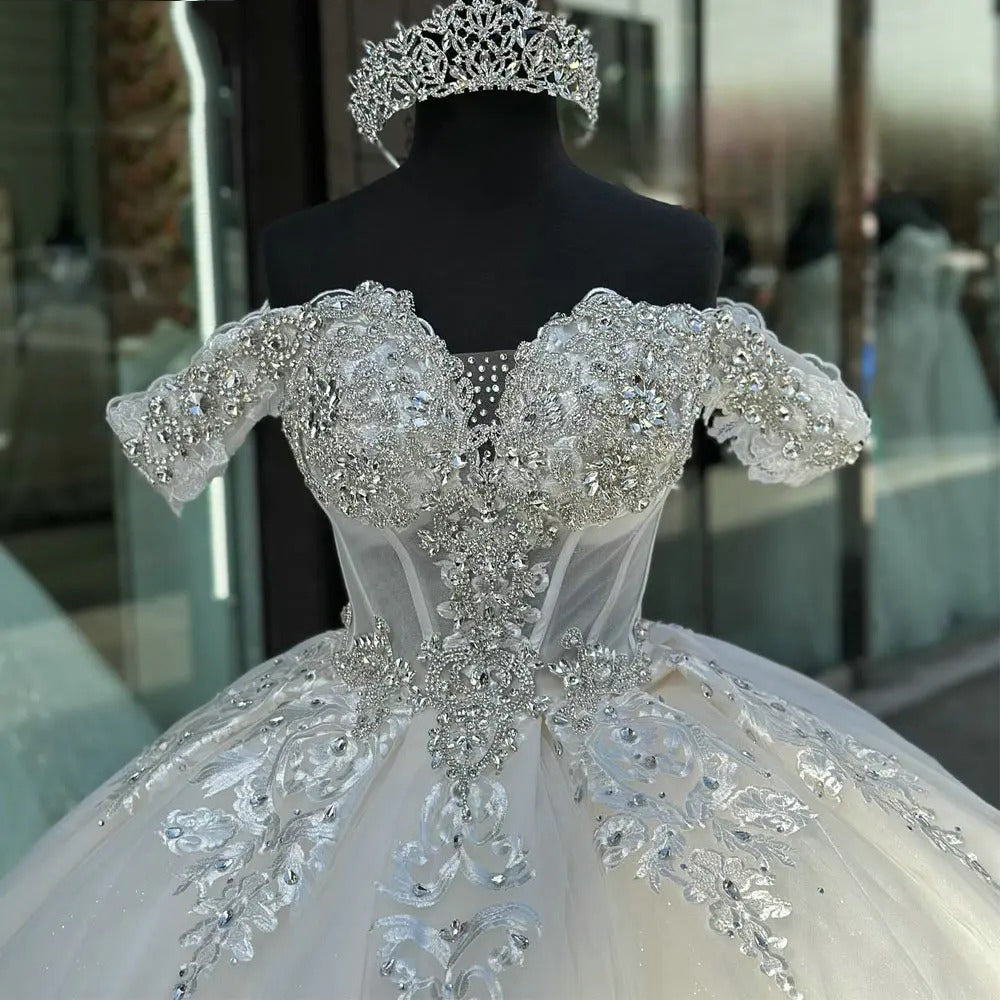Elegant & Glamorous Ball Gown Off Shoulder Lace Appliques Beaded White Tulle Quinceanera Dress Princess Birthday Party Gown for Sweet 16