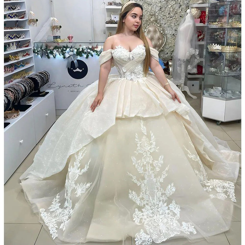 Elegant & Glamorous Ball Gown Off Shoulder Lace Applique Tiered Ruffle Pleats Tulle Quinceanera Dress Formal Evening Party Gown for Sweet 16