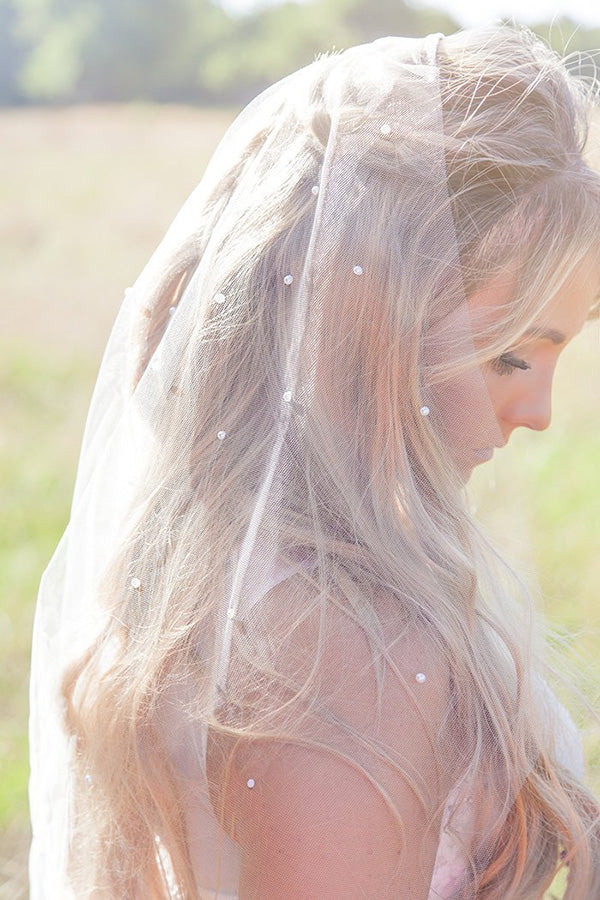 Chic Tulle With Pearls Short Wedding Veils